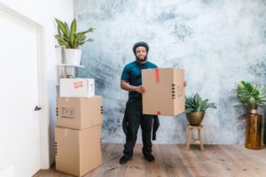 persona con manos en caja para mundanzas